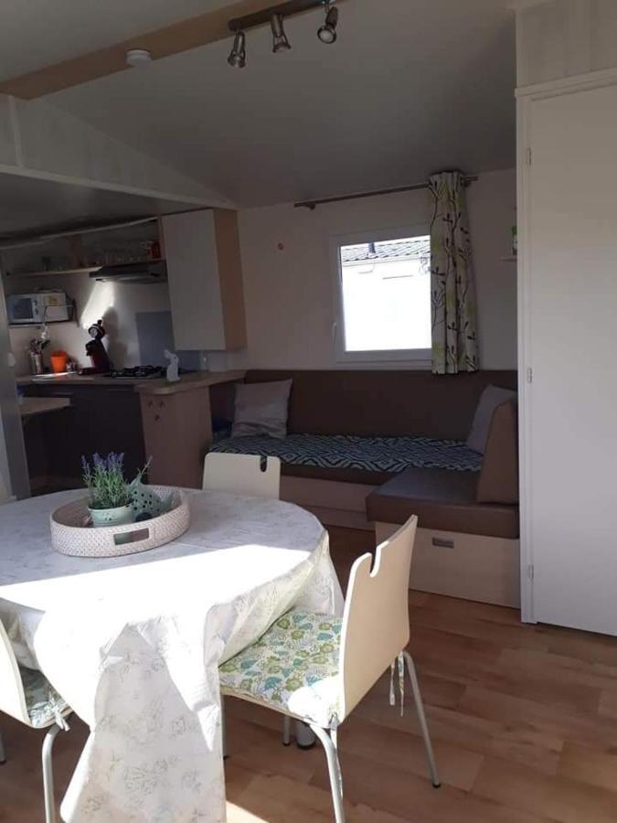 Luxueuze Stacaravan In Bredene Met Eigen Terras En Tuintje Exterior foto