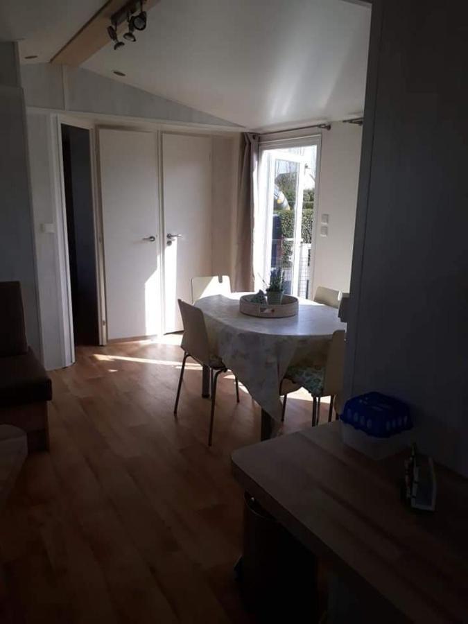 Luxueuze Stacaravan In Bredene Met Eigen Terras En Tuintje Exterior foto